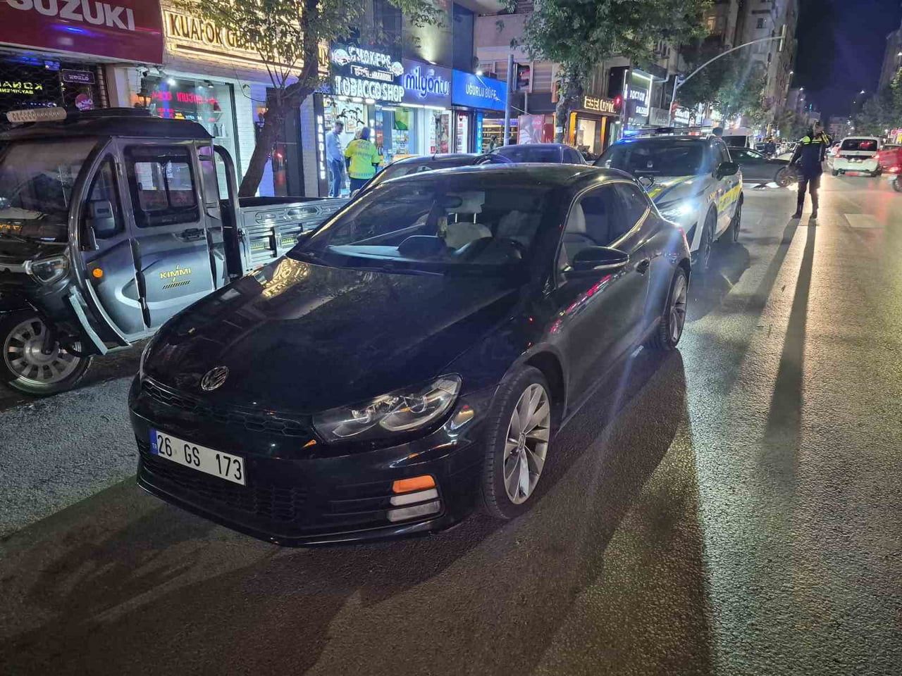 ESKİŞEHİR'DE ABARTI EGZOZU SEBEBİYLE DURDURULAN VE POLİSE MUKAVEMET GÖSTEREN ARACIN SÜRÜCÜSÜ...