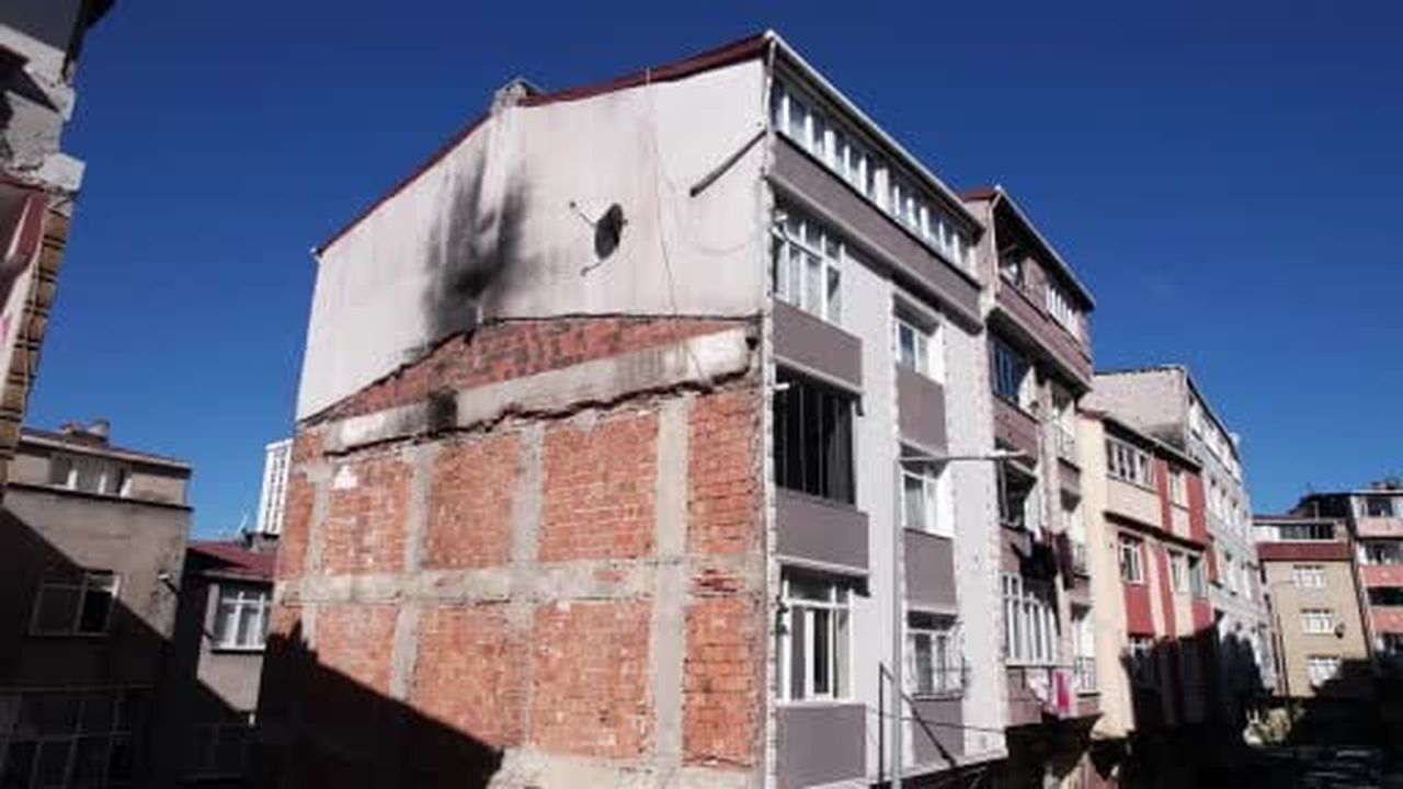 Sultangazi’de inşaat çalışması sırasında temelinde kayma olan bina böyle görüntülendi
