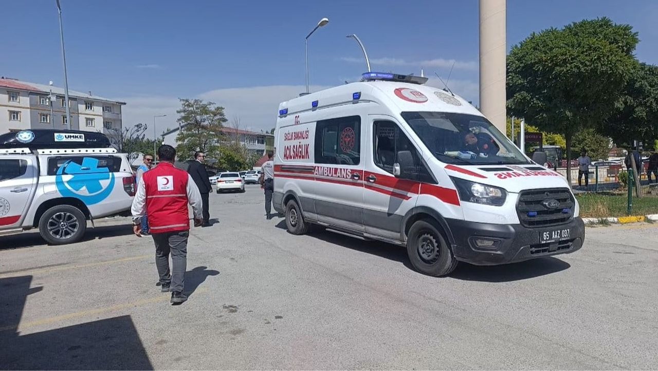 VAN’IN MURADİYE DEVLET HASTANESİ’NDE MUHTEMEL AFET VE ACİL DURUMLARA YÖNELİK HAZIRLIKLARIN...