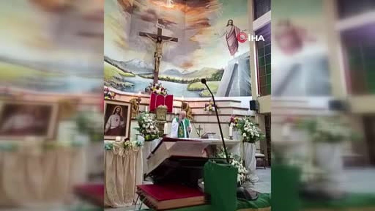 Ekvador’da bir rahip, canlı yayınlanan ayin sırasında duvarda asılı olan hacın başının üzerine...