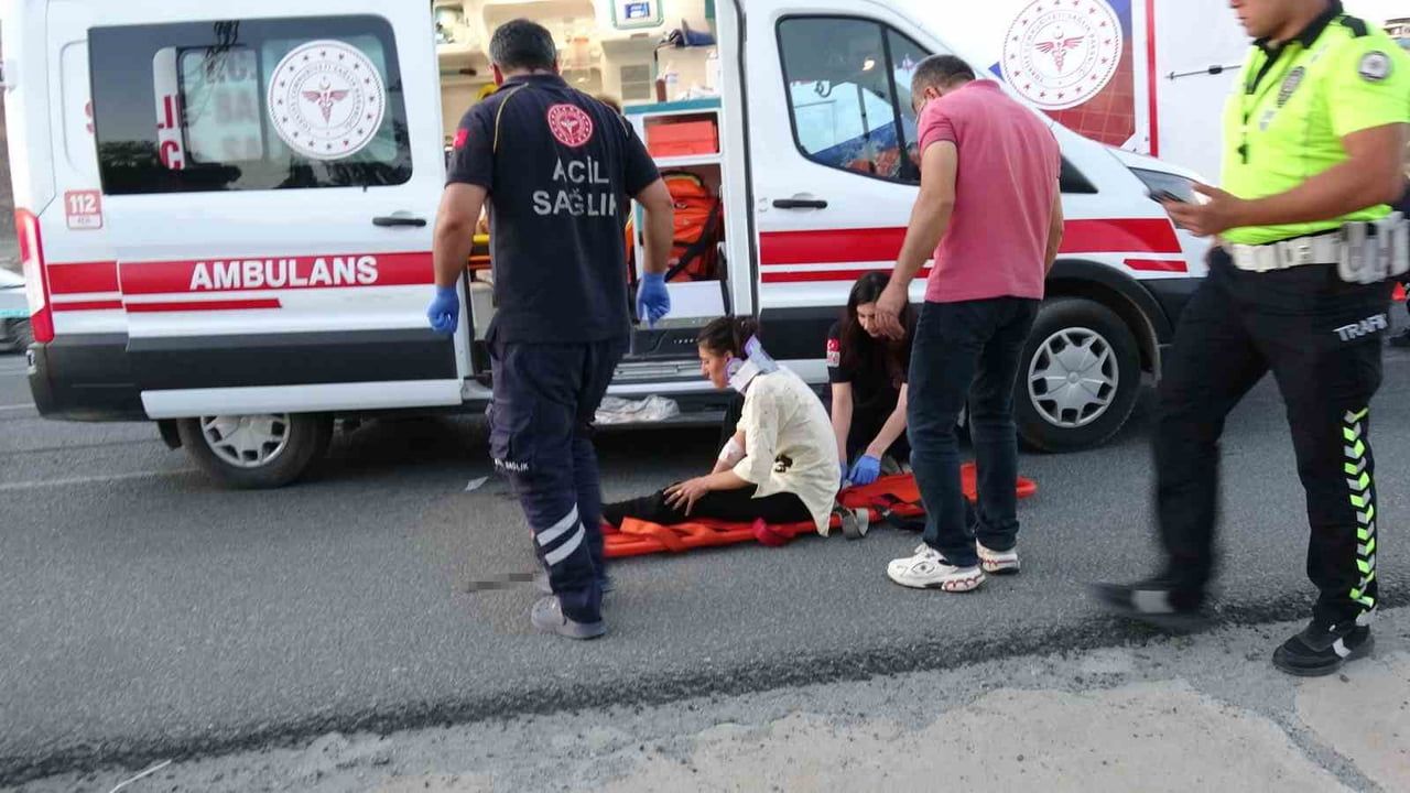 MALATYA'DA TARIM İŞÇİLERİNİ TAŞIYAN MİNİBÜS TIRA ÇARPTI: