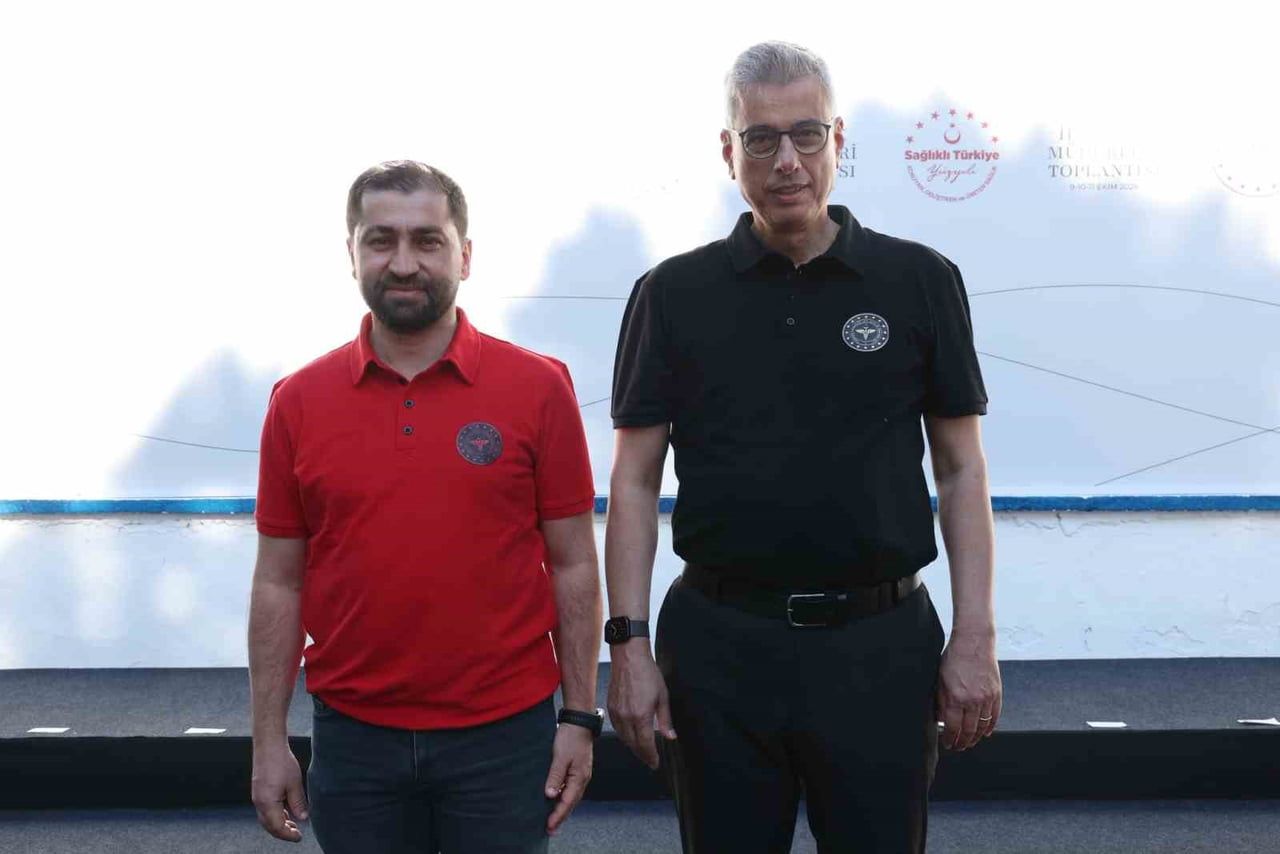 BİLECİK İL SAĞLIK MÜDÜRÜ DAMKACI, BAKAN MEMİŞOĞLU İLE BİR ARAYA GELDİ SAĞDAKİ SAĞLIK BAKANI PROF....