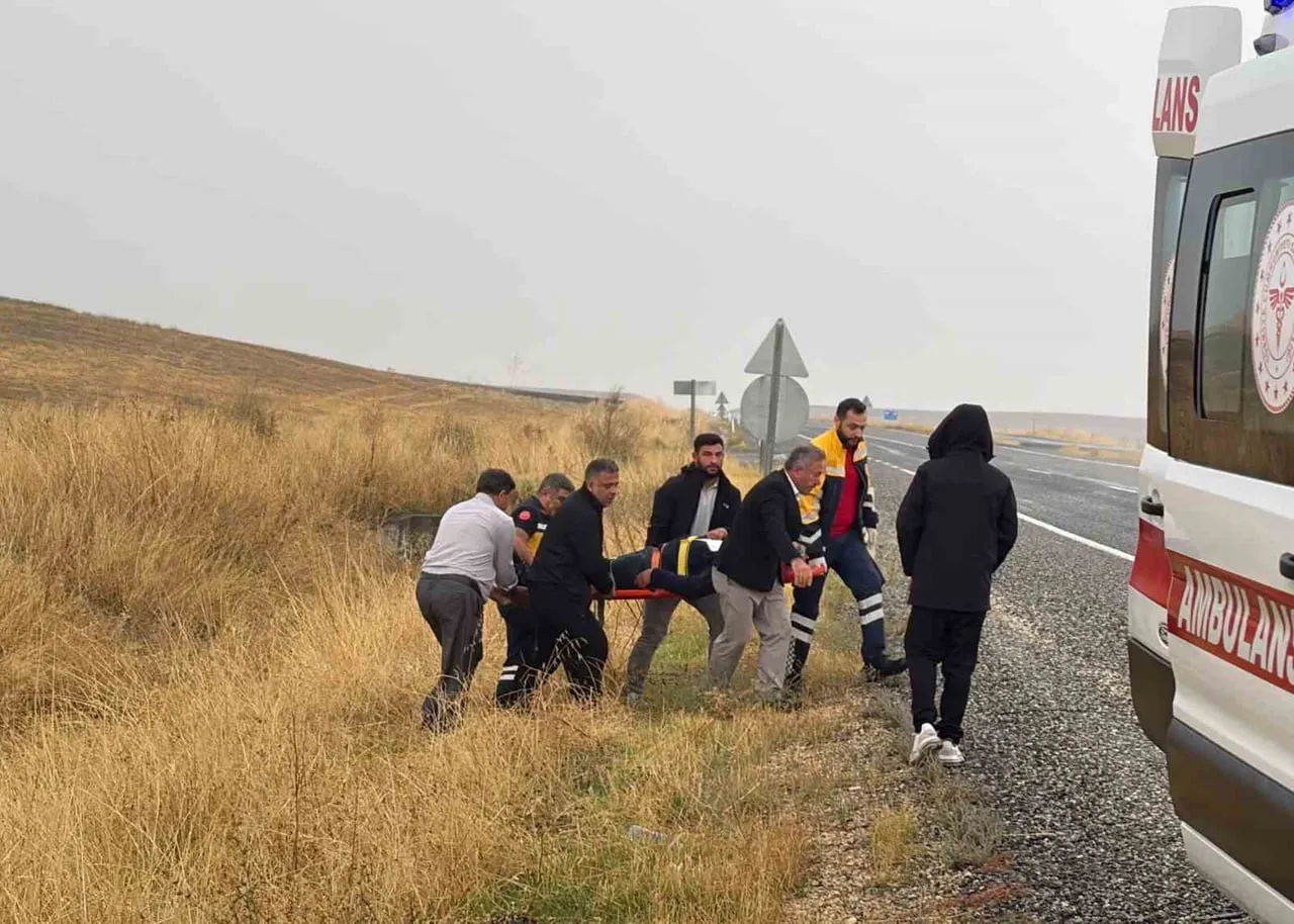 YARALI, İLK MÜDAHALESİNİN ARDINDAN AMBULANSLA SİLVAN DR. YUSUF AZİZOĞLU DEVLET HASTANESİNE SEVK...