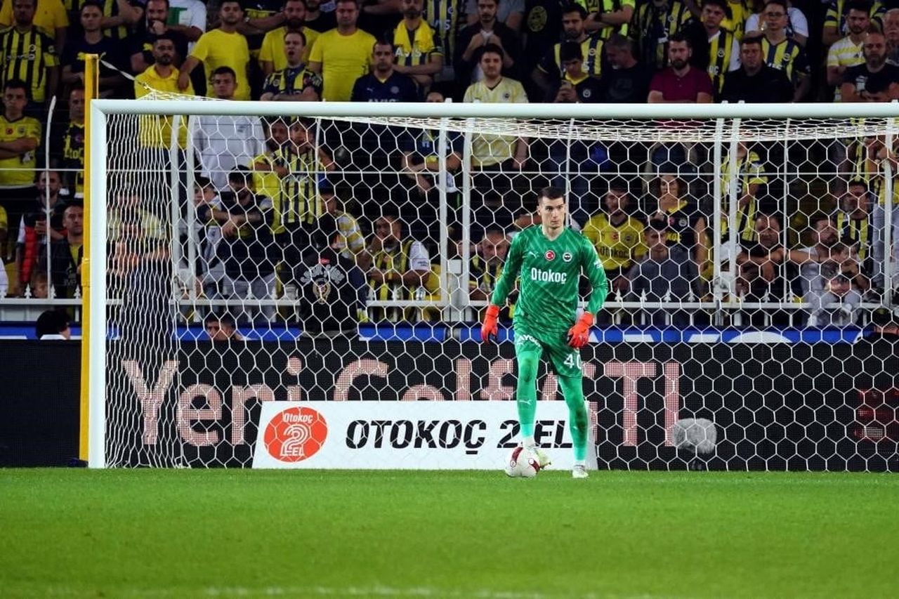 FENERBAHÇE, HIRVAT KALECİ DOMİNİK LİVAKOVİC'İN BARCELONA'YA TRANSFER OLDUĞUNU DUYURDU.