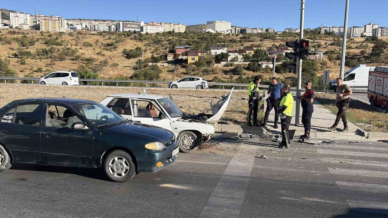 YOZGAT'TA MEYDANA GELEN TRAFİK KAZASINDA 6 KİŞİ YARALANDI.