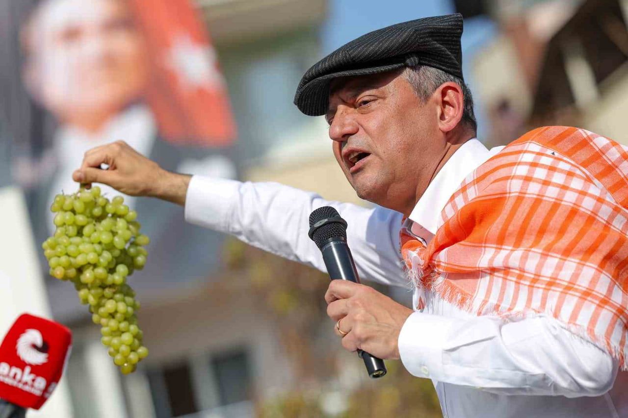 YENİ PARTİ GENEL BAŞKANI ÖZGÜR ÖZEL, MANİSA'NIN SARIGÖL İLÇESİNDE ÜZÜM ÜRETİCİLERİNE HİTAP...