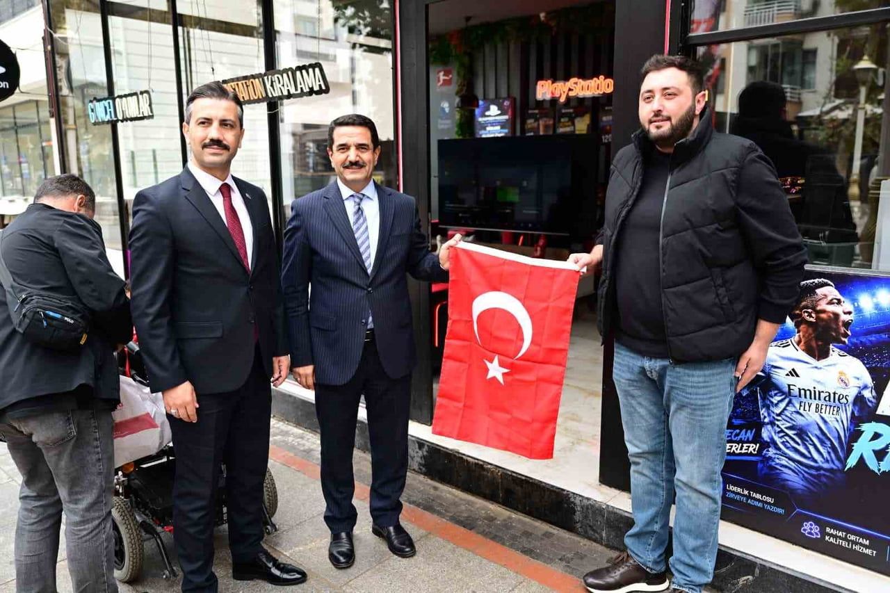 BAŞKAN TAŞKIN’DAN VATANDAŞLARA TÜRK BAYRAĞI HEDİYESİ