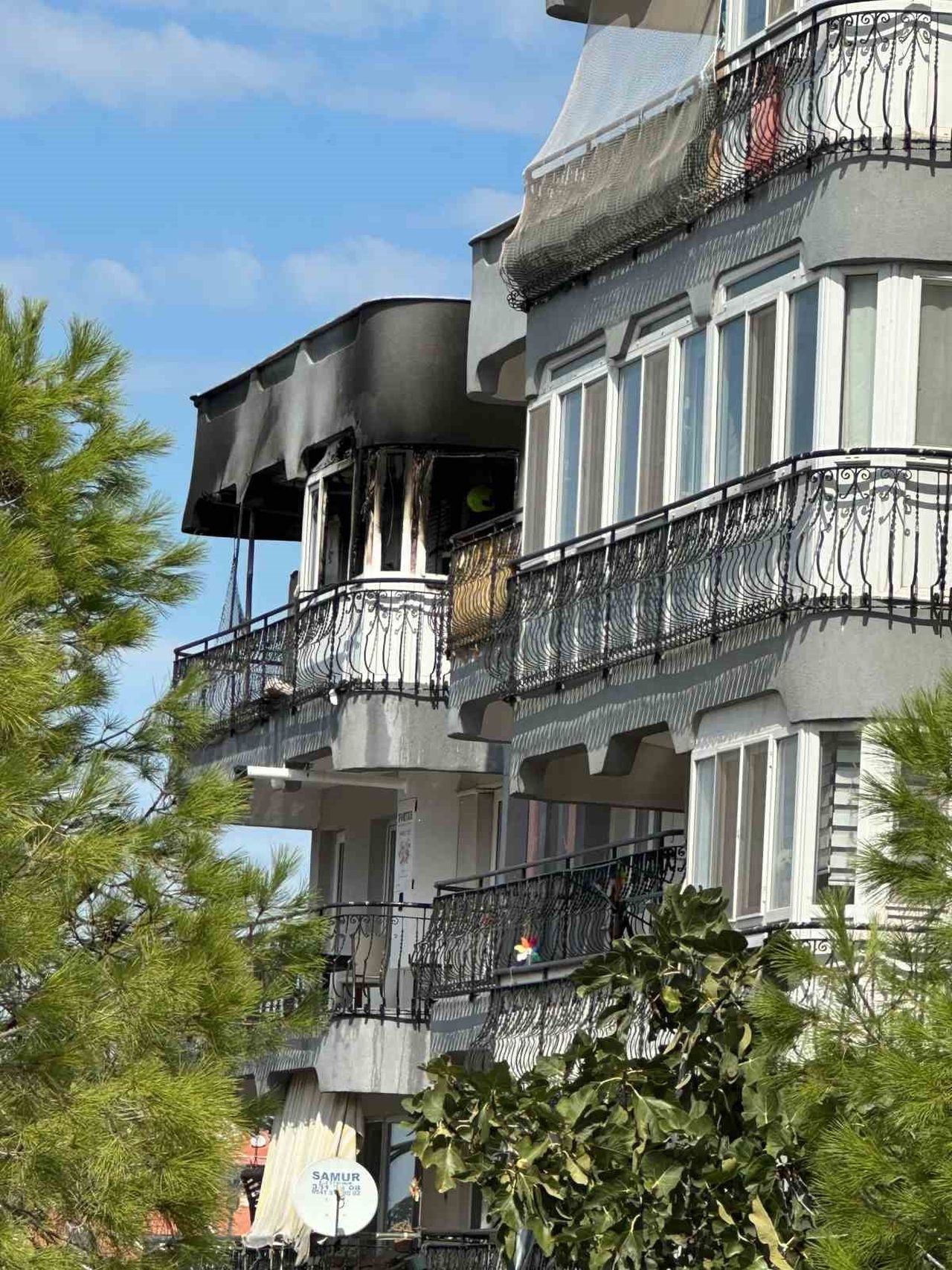 AYVALIK’TA KIZGIN YAĞA SU DÖKÜLÜNCE YANGIN ÇIKTI