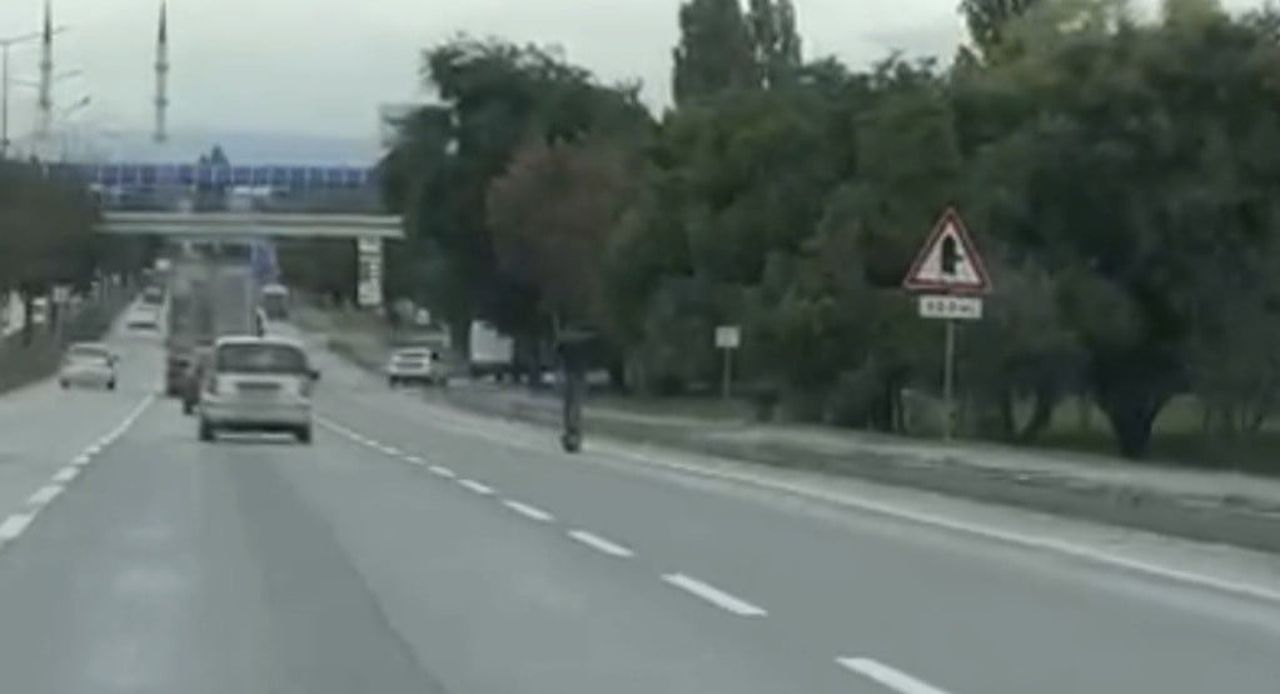 ESKİŞEHİR ÇEVREYOLUNDA KASK VE KORUYUCU EKİPMAN OLMADAN, ARAÇLARIN ARASINDA YÜKSEK HIZLA İLERLEYEN...