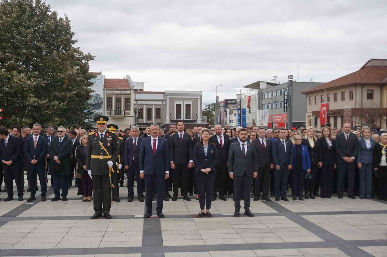 EDİRNE'DE 29 EKİM CUMHURİYET BAYRAMI DOLAYISIYLA TÖREN DÜZENLENDİ.