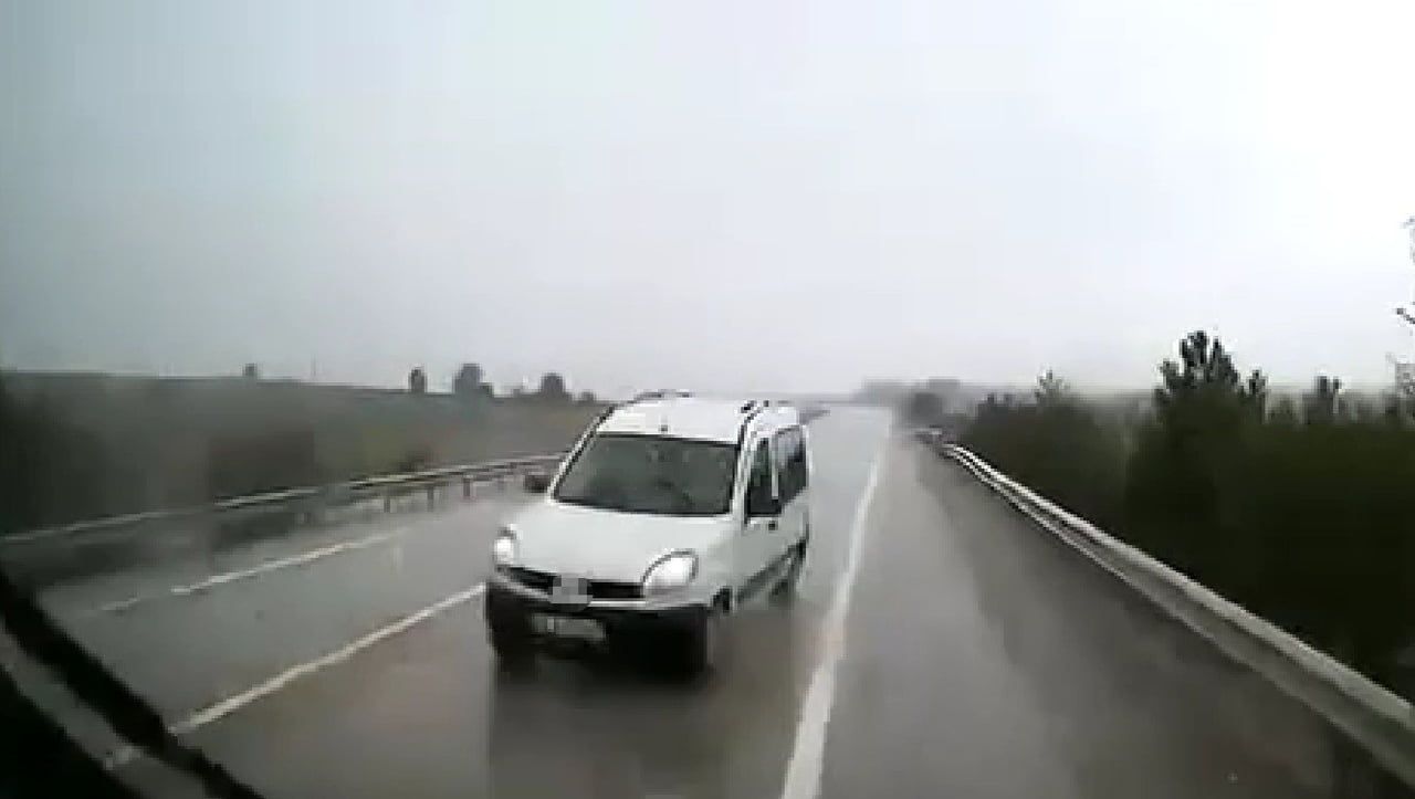 KARABÜK'ÜN EFLANİ İLÇESİNDE HATALI SOLLAMA YAPAN HAFİF TİCARİ ARAÇ, KARŞI YÖNDEN GELEN MİNİBÜSLE...