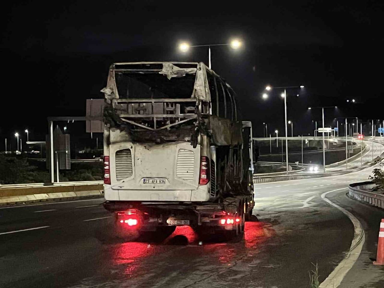 KUZEY MARMARA OTOYOLU'NDA BARİYERLERE ÇARPARAK YANAN YOLCU OTOBÜSÜNDE HAYATINI KAYBEDEN 2 KİŞİNİN...
