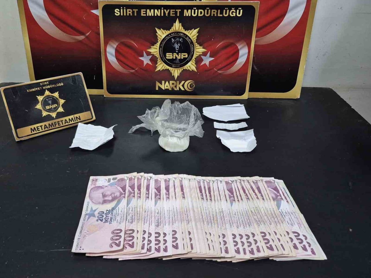 SİİRT’TE NARKOTİK POLİSLERİNCE SOKAK SATICILARINA YÖNELİK DÜZENLENEN OPERASYONDA GÖZALTINA ALINAN...