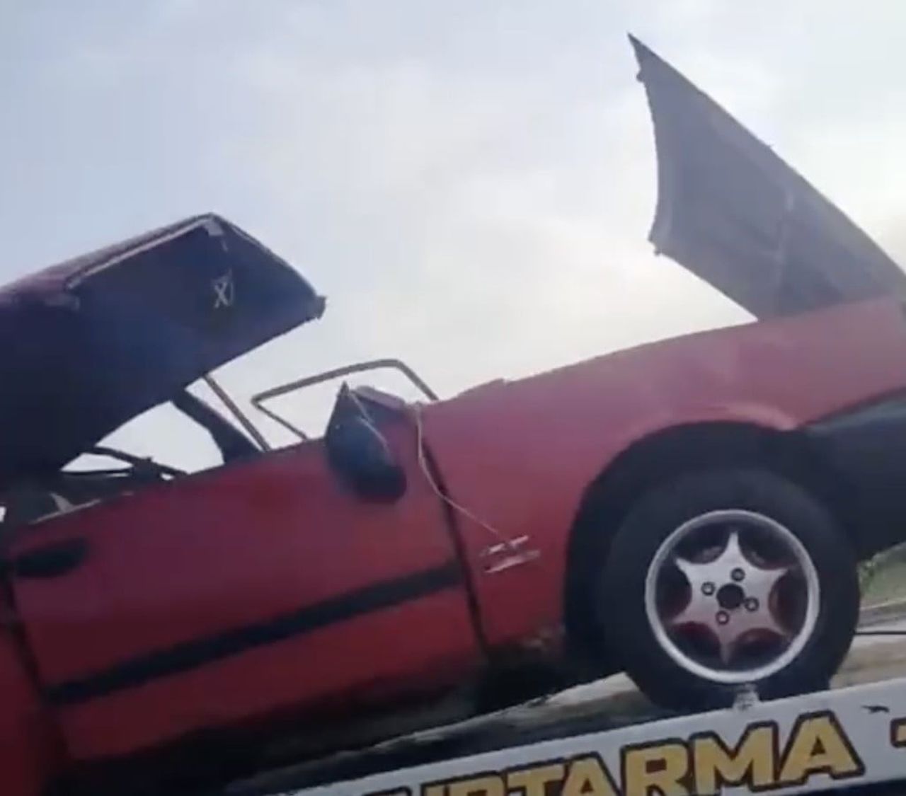 SAKARYA’NIN SÖĞÜTLÜ İLÇESİNDE HAFİF TİCARİ ARAÇLA ÇARPIŞAN TOFAŞ MARKA OTOMOBİL, DEMİR YIĞININA...