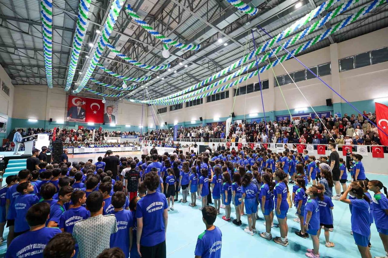 YAZ BOYUNCA DEVAM EDEN EĞİTİMLERİN ARDINDAN ÖĞRENCİLER, ARNAVUTKÖY KAPALI SPOR SALONU'NDAKİ...