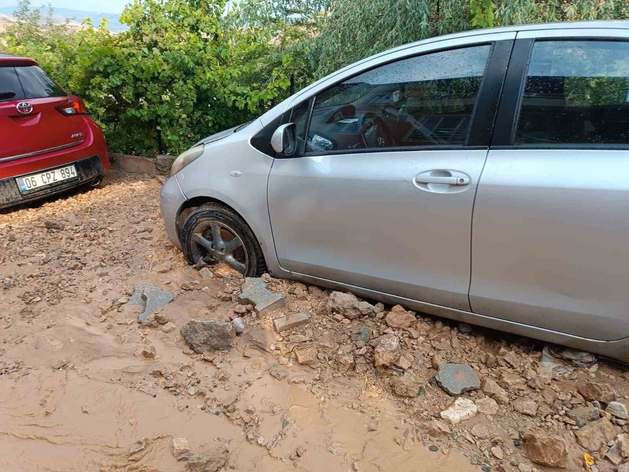 MALATYA'NIN HEKİMHAN İLÇESİNDE SAĞANAK YAĞIŞTA İKİ EVİN BODRUM KATINI SU BASTI.