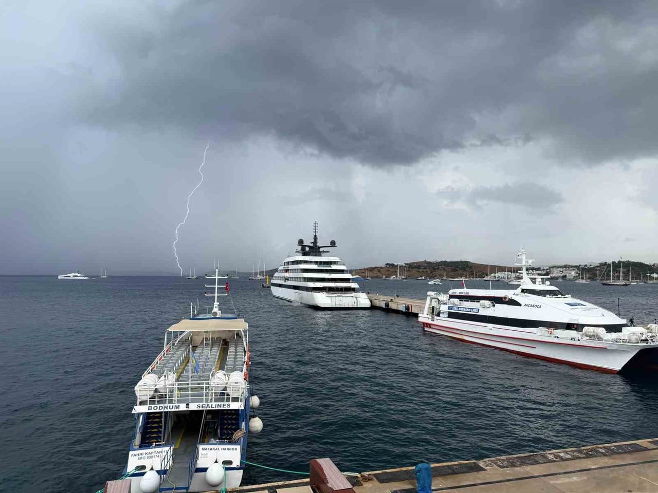 BODRUM İLÇESİNE BAHAMA BAYRAKLI 'EMERALD AZZURRA' İSİMLİ KRUVAZİYER GEMİSİ GELDİ.