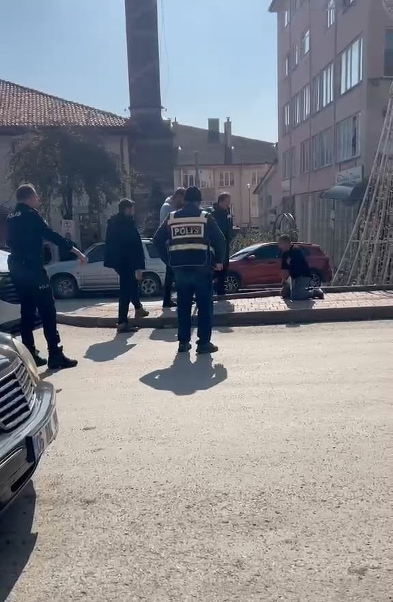 GEREDE İLÇESİNDE ELİNDE BIÇAKLA BAĞIRAN VE KENDİSİNE ZARAR VERECEĞİNİ SÖYLEYEN ŞAHIS, POLİS...