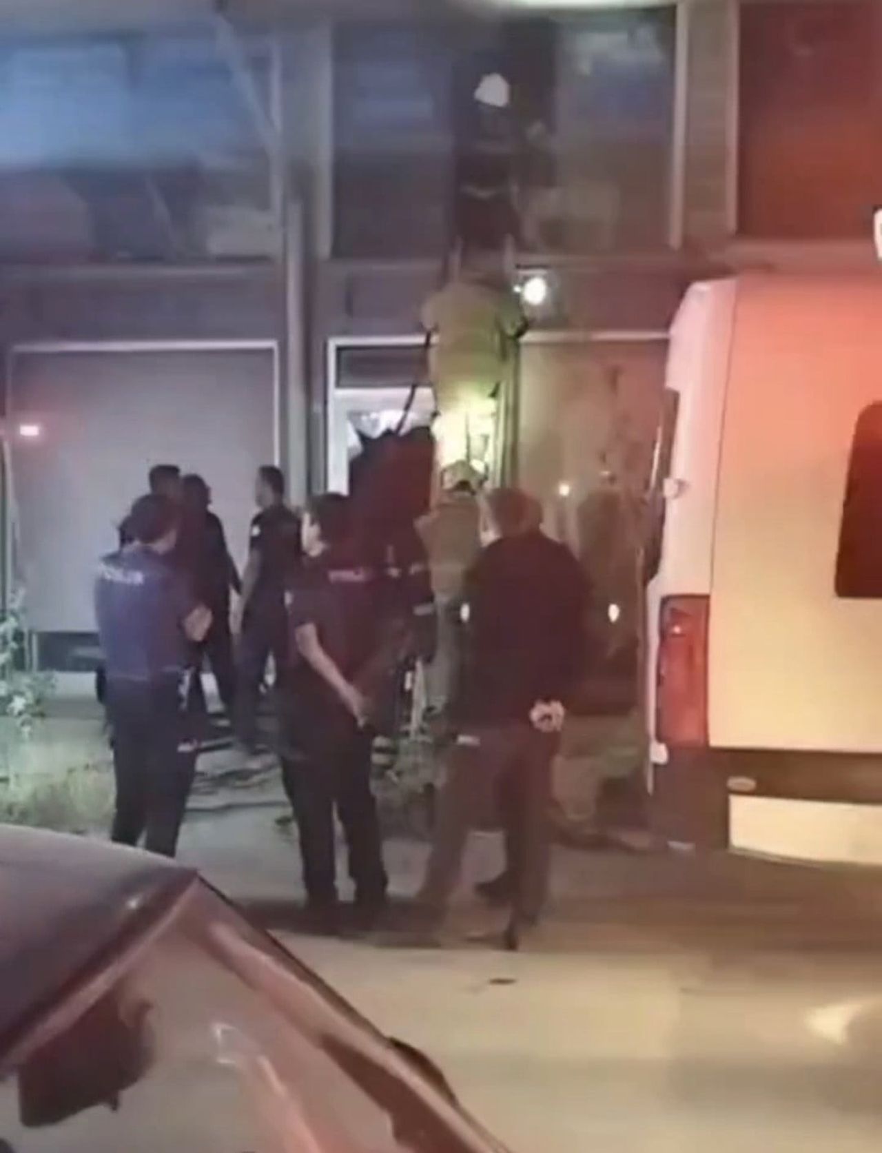 KÜTAHYA'DA BEYAZ EŞYA SERVİSİ OLARAK KULLANILAN İŞ YERİNDE ÇIKAN YANGIN, İTFAİYE EKİPLERİNİN...