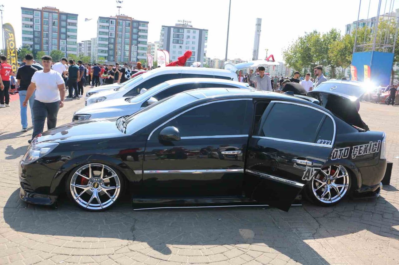 MODİFİYE OTOMOBİL TUTKUNLARINI BULUŞTURAN "TUNİNG FEST DİYARBAKIR 2026", İKİNCİ KEZ KAPILARINI...