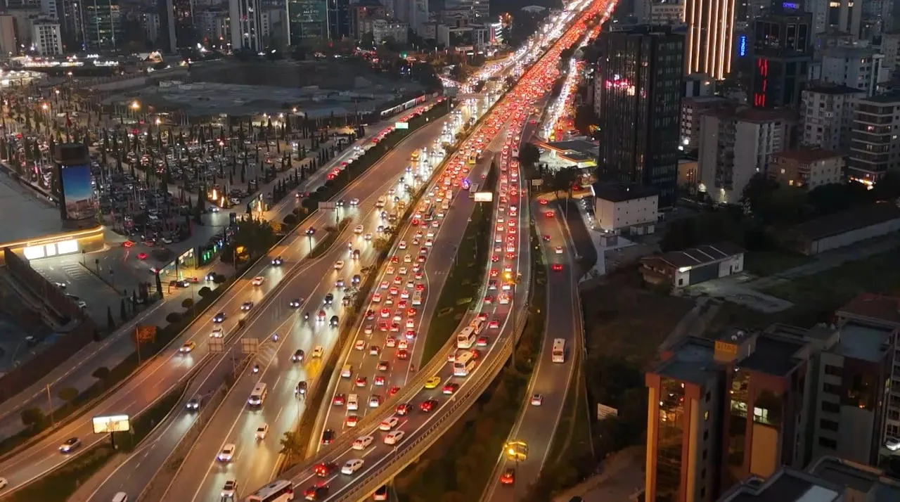 İSTANBUL'DA HAFTANIN İLK İŞ GÜNÜNDE TRAFİK YOĞUNLUĞU YÜZDE 72 OLARAK ÖLÇÜLÜRKEN, D-100 KARAYOLU...