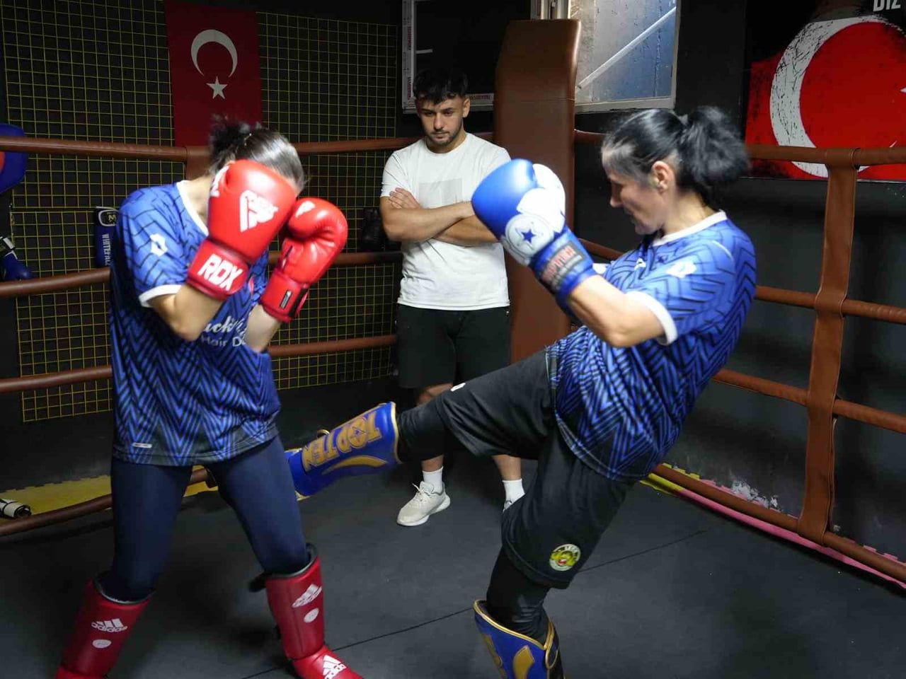 KASTAMONU’DA İKAMET EDEN ANNE, AYNI SALONDA İKİ KIZIYLA BİRLİKTE ANTRENMAN YAPARAK MÜSABAKALARA...