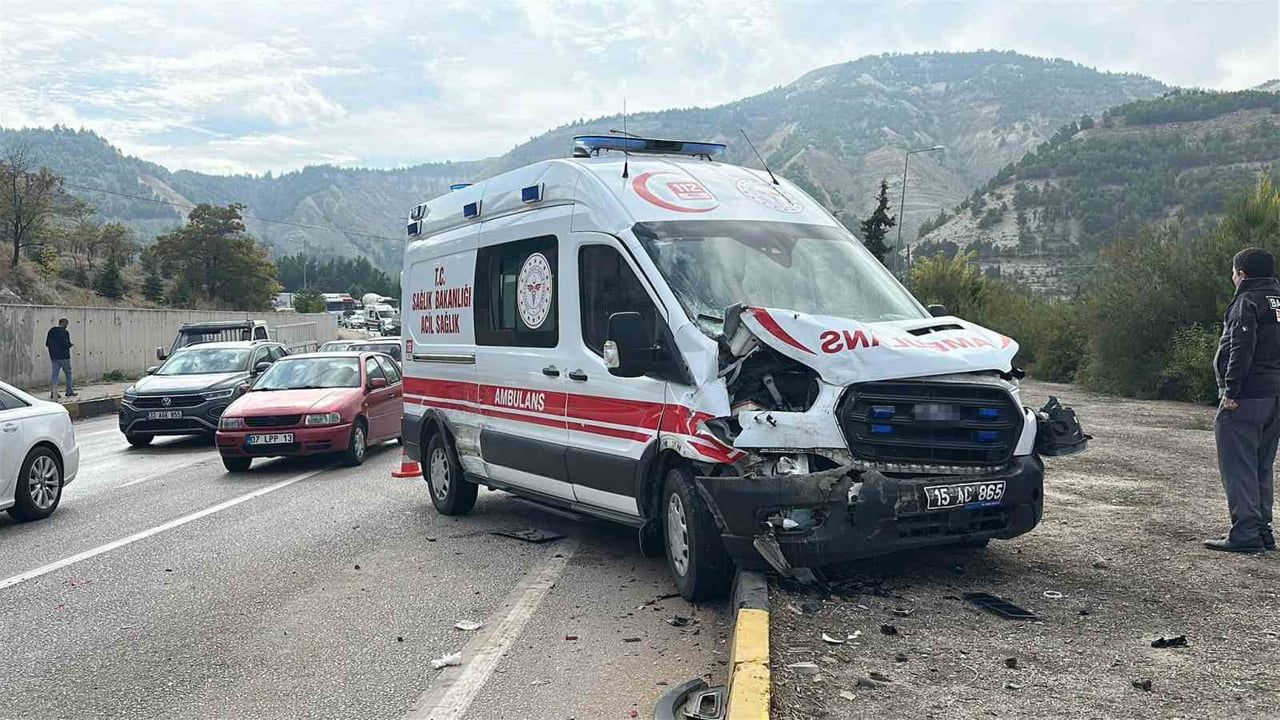 BURDUR'DA AMBULANSIN DA ARALARINDA BULUNDUĞU 4 ARACIN KARIŞTIĞI TRAFİK KAZASINDA 7 KİŞİ HAFİF...