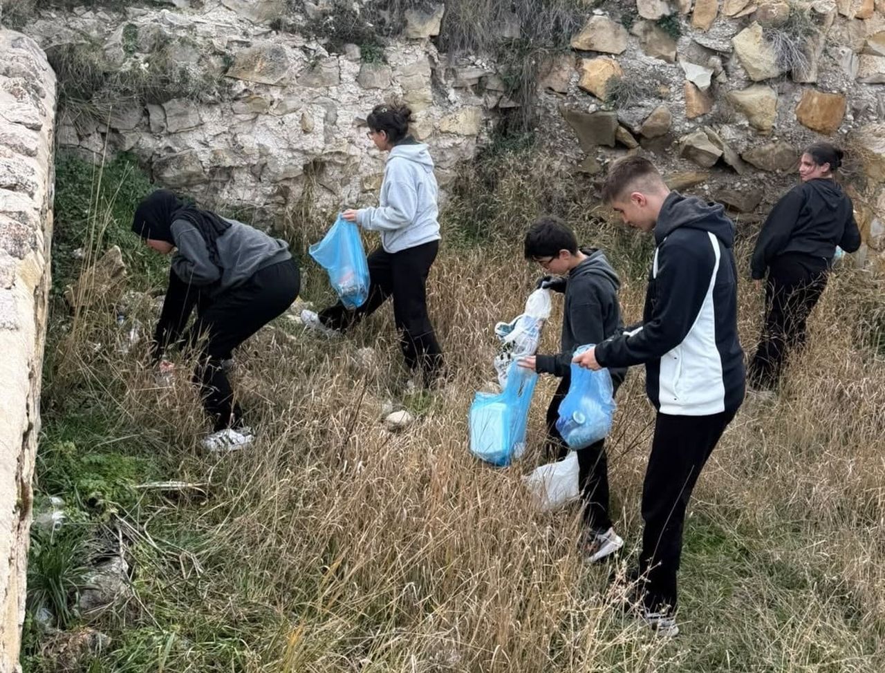ÖĞRENCİLER BAYBURT KALESİ'NİN ÇEVRESİNİ TEMİZLEDİ