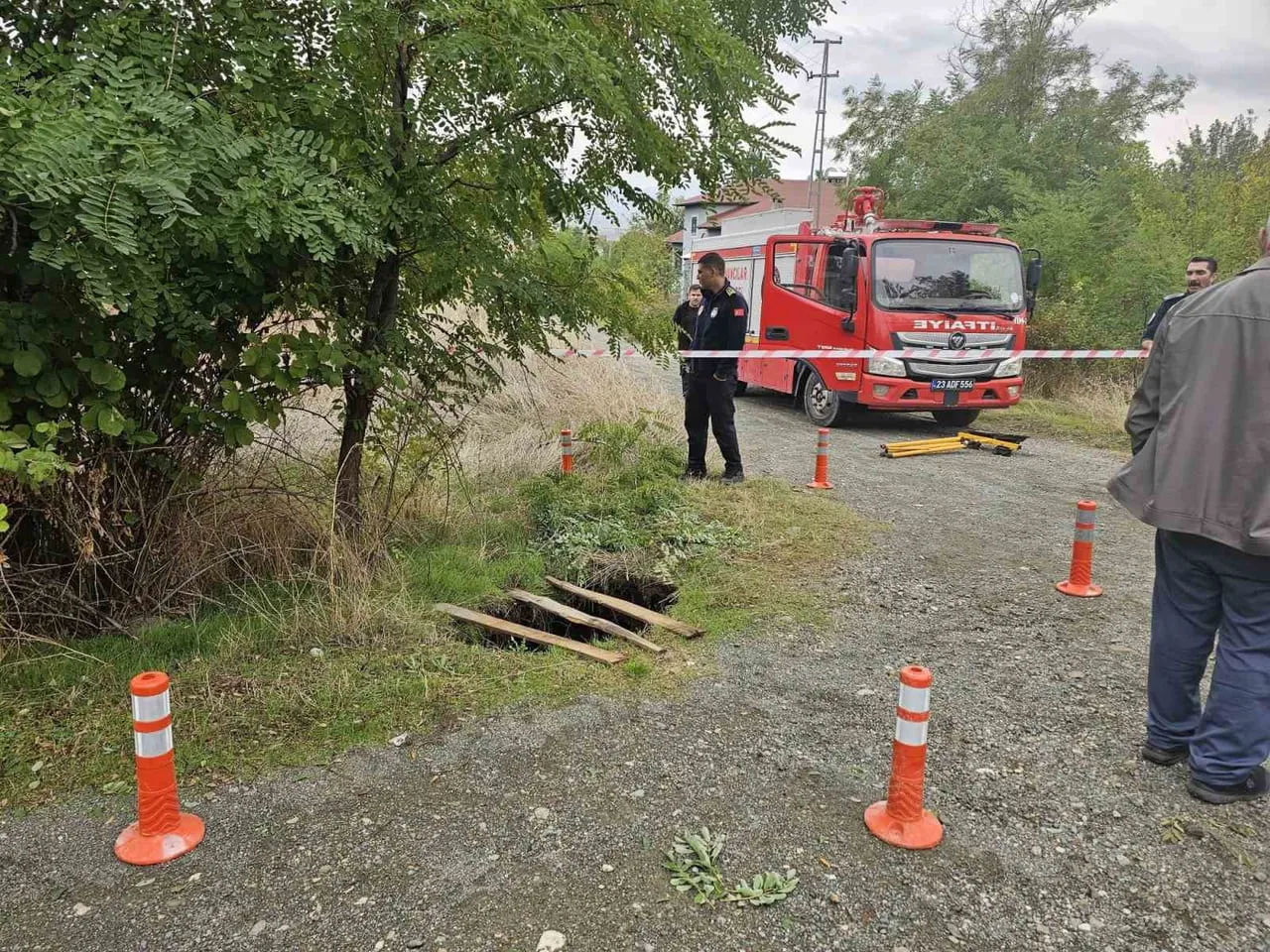 KOVANCILAR İLÇESİNDE YAĞIŞLARDAN SONRA YAKLAŞIK 15 METRE DERİNLİĞİNDE ÇUKUR OLUŞTU. İTFAİYE VE...