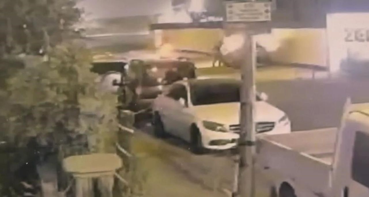 BATMAN’DA MOTOSİKLETLE GELEN KİMLİĞİ BELİRSİZ 2 ŞÜPHELİ, PARK HALİNDEKİ OTOMOBİLİ YANICI MADDE...