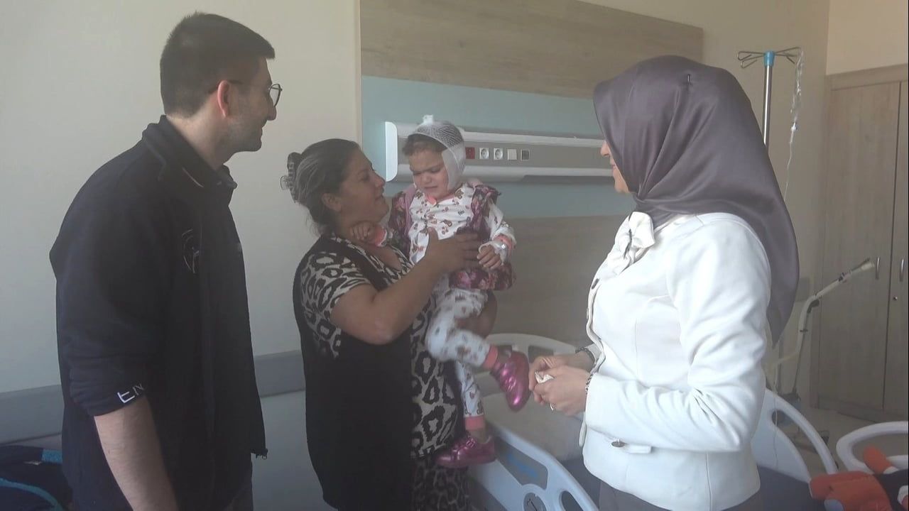 KÜTAHYA'DA 2,5 YAŞINDAKİ ÇOCUĞA İLK KEZ BİYONİK KULAK AMELİYATI YAPILDI