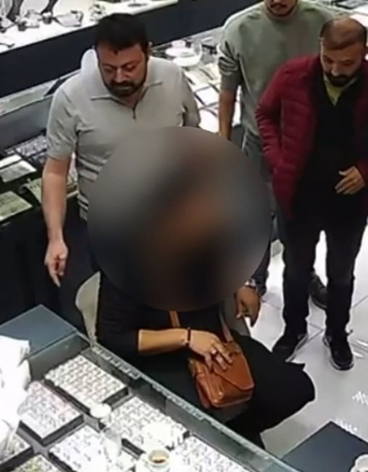 KONYA'DA POLİS YALANIYLA VATANDAŞTAN 1 KİLO 200 GRAM ALTIN ALAN ŞÜPHELİ, ALTINLARI BOZDURMAK İÇİN...