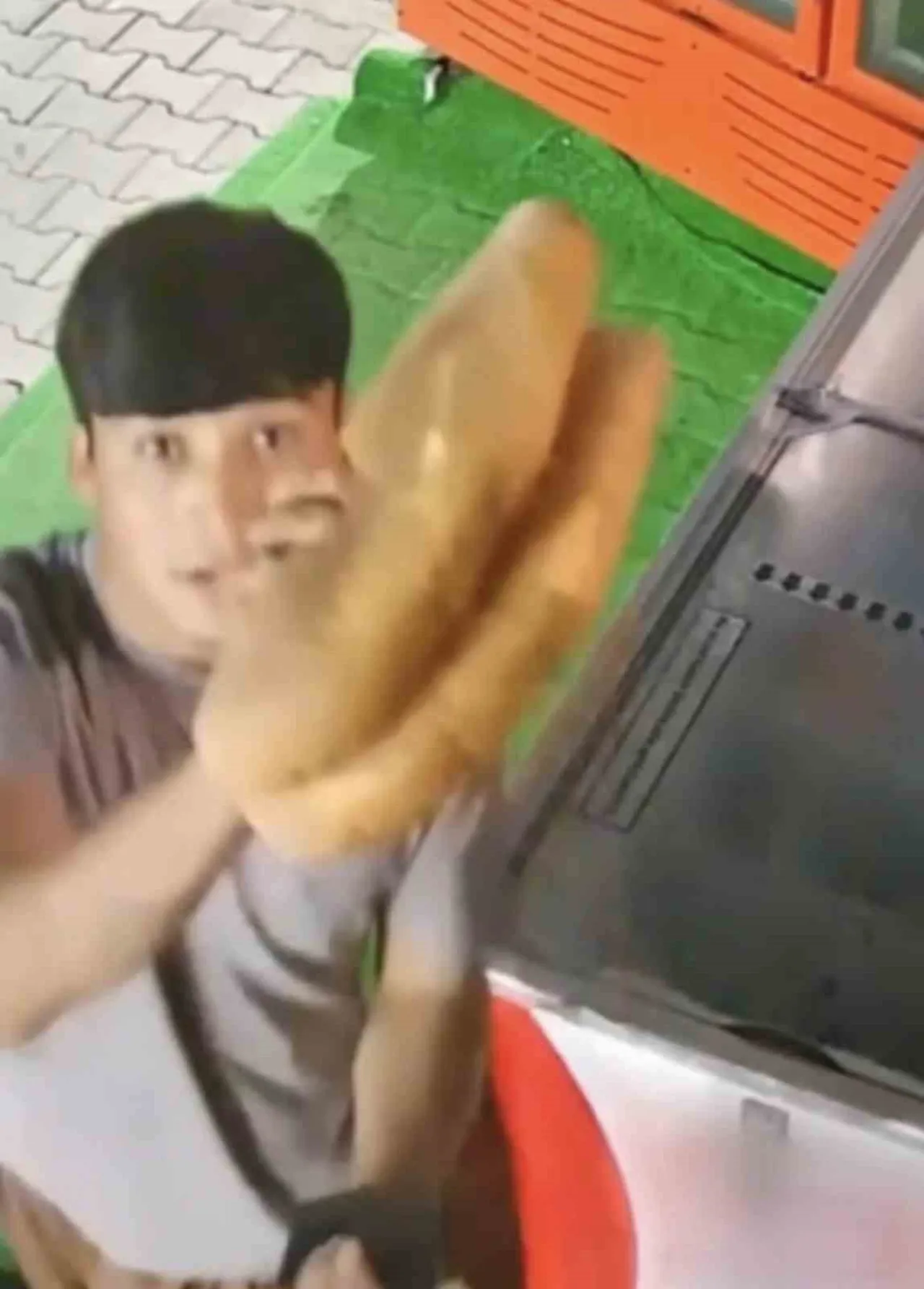 DÜZCE’NİN GÖLYAKA İLÇESİNDE GECE SAATLERİNDE BİR MARKETTEN 2 EKMEK ALAN GENÇLER, ÜCRETİNİ GÜVENLİK...
