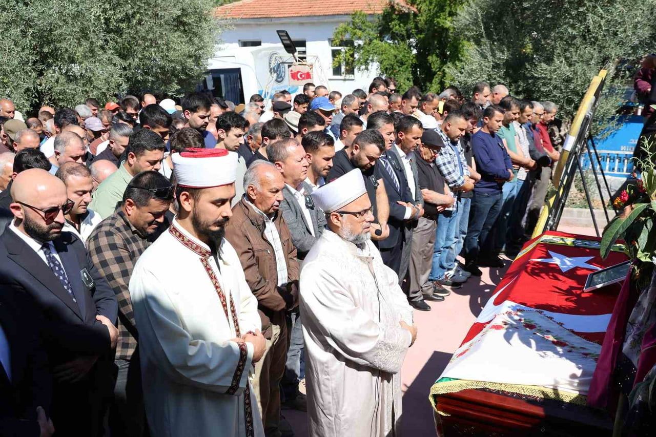 CUMADERE KÖYÜ CAMİİ'NDE ÖĞLEN NAMAZINI MÜTEAKİP KILINAN CENAZE NAMAZININ ARDINDAN MELEK ÖZTÜRK...