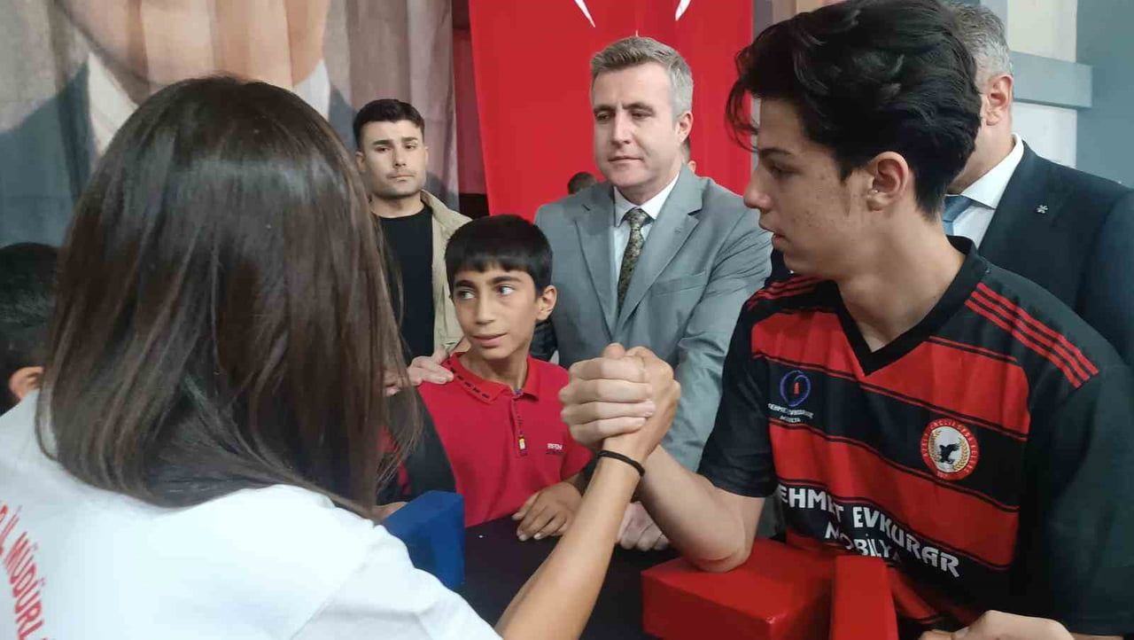 ÖZALP’TA GENÇLİK VE SPOR FESTİVALİ DÜZENLENDİ.