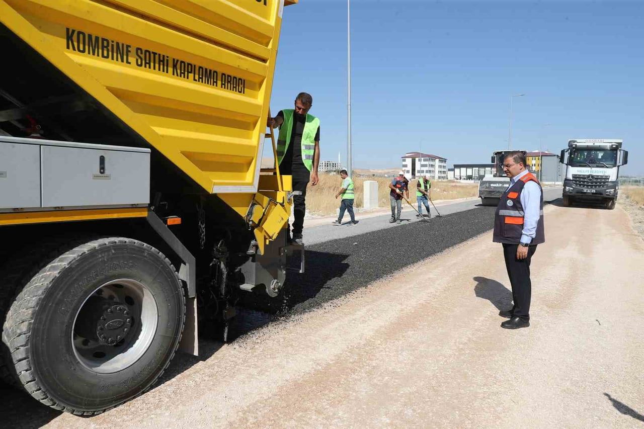 KENDİ ASFALTINI ÜRETİP KENDİ YOLUNU YAPIYOR