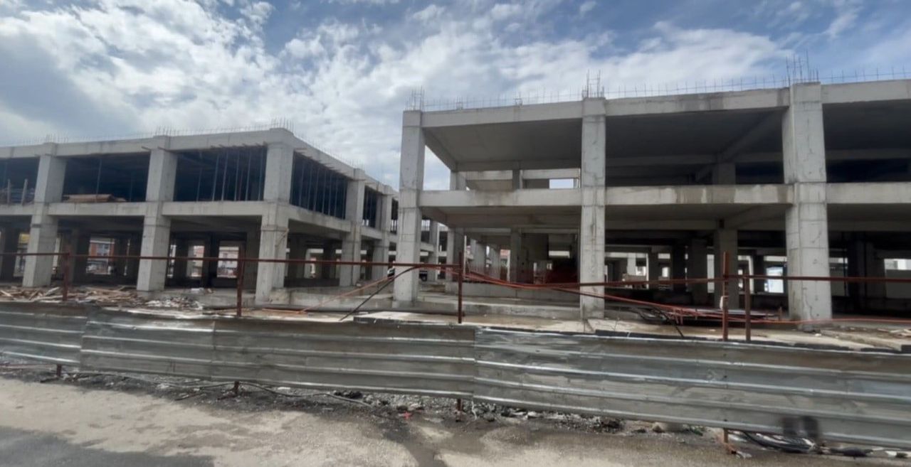 ERZİNCAN BELEDİYESİ TARAFINDAN YAPTIRILAN MERKEZ ÇARŞISI İNŞAATINDA YÜKSEKTEN DÜŞEREK AĞIR...