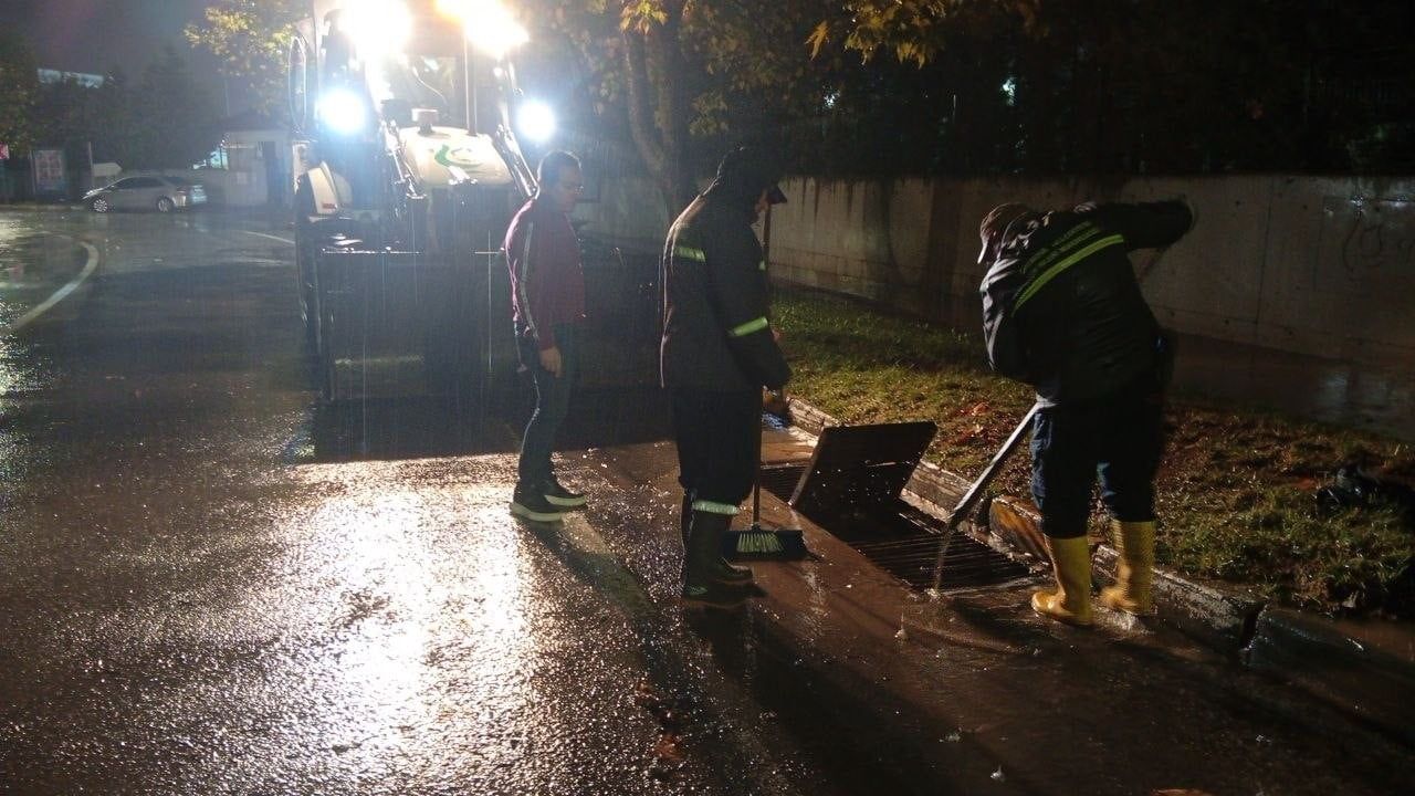 ÇAYIROVA BELEDİYESİ FEN İŞLERİ MÜDÜRLÜĞÜ EKİPLERİ, İLÇEDE ETKİLİ OLAN YOĞUN YAĞIŞIN YOL...