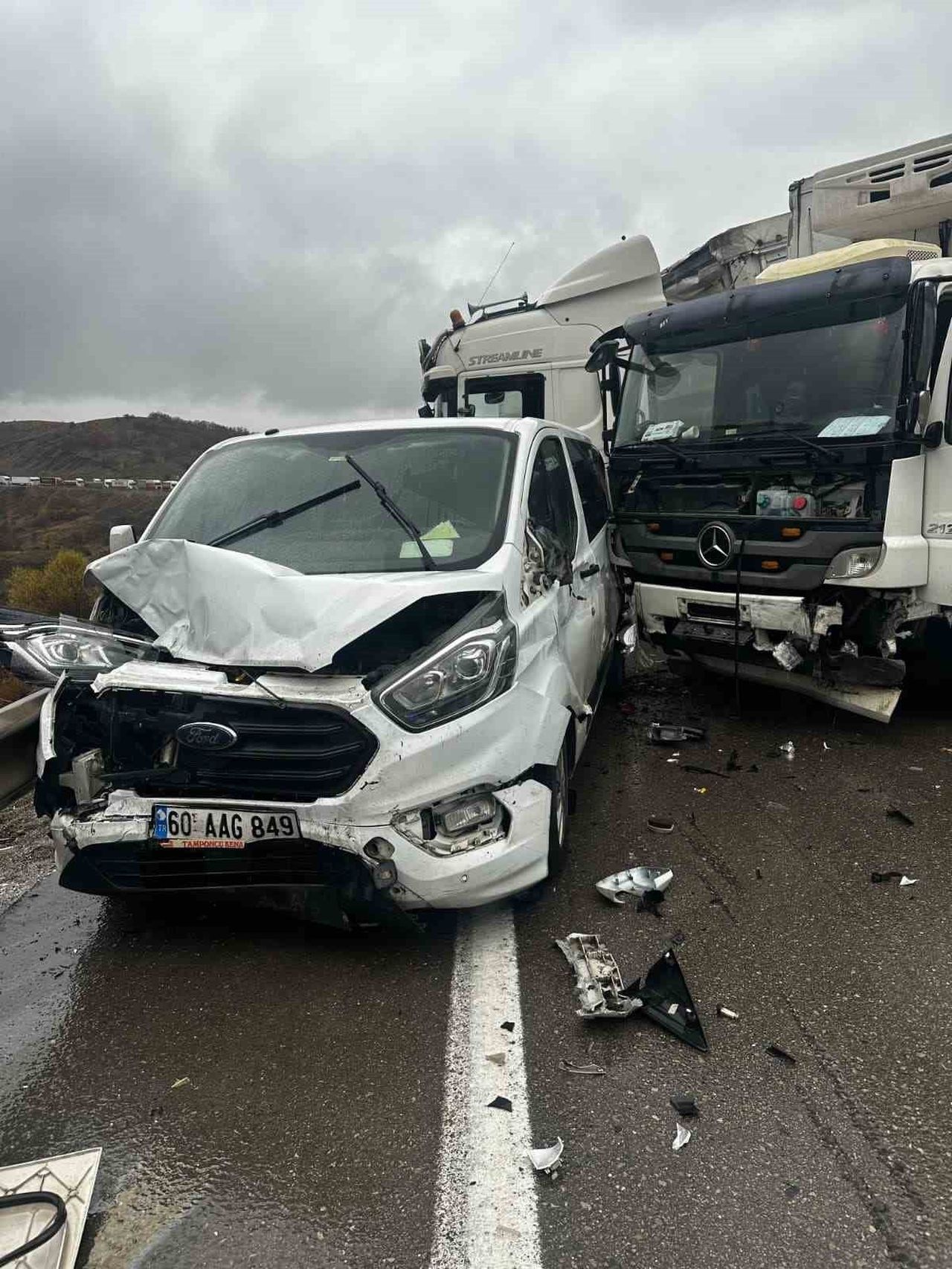 ERZURUM’UN AŞKALE İLÇESİNDEKİ TEPEBAŞI GEÇİDİ’NDE MEYDANA GELEN ZİNCİRLEME TRAFİK KAZASINDA 3...