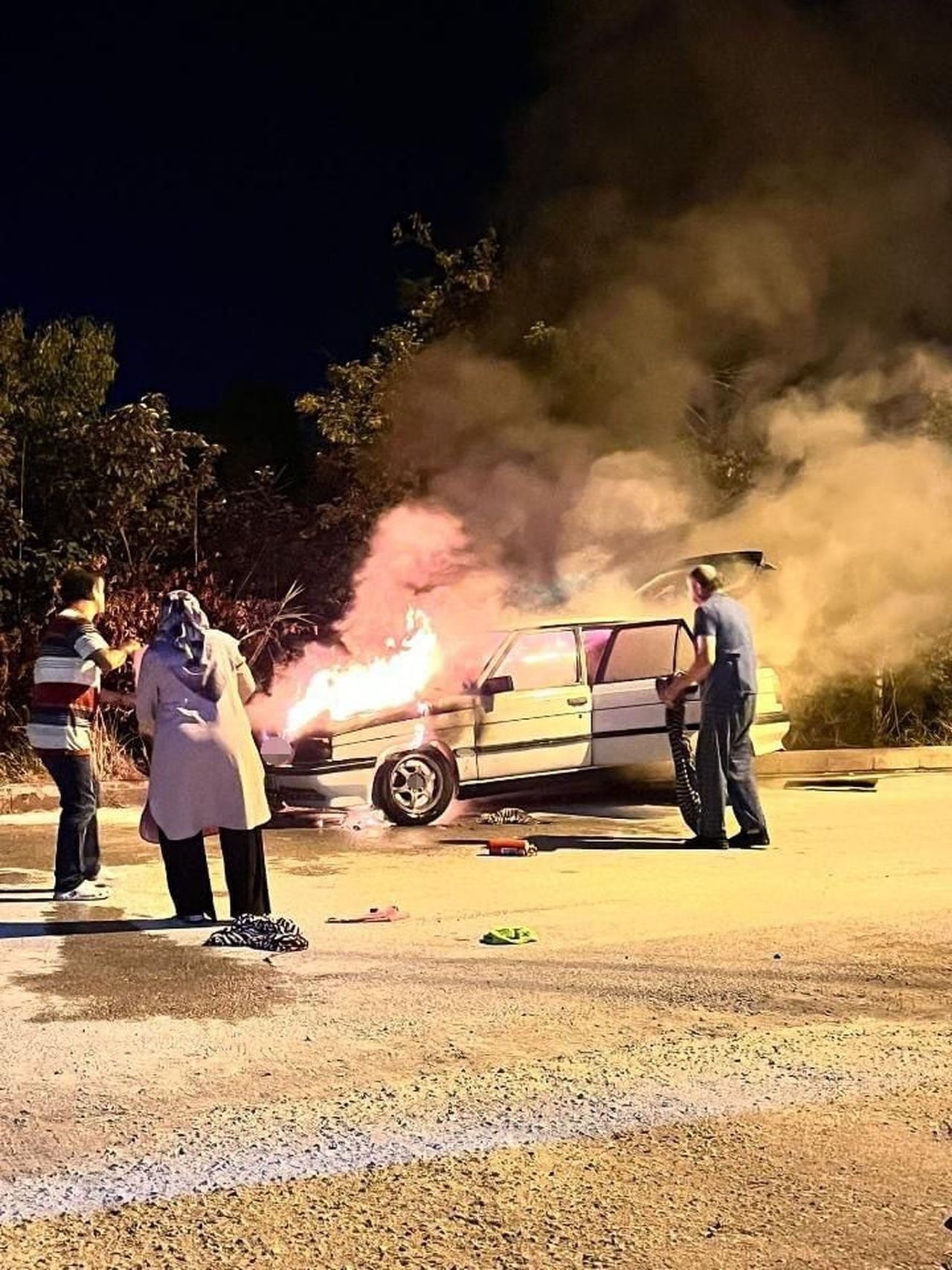 ANKARA’NIN PURSAKLAR İLÇESİNDE SEYİR HALİNDEKİ BİR ARAÇTA ÇIKAN YANGINDA,  ARAÇ KULLANILAMAZ HALE...