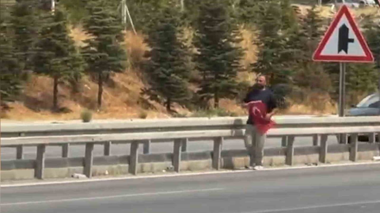 KIRIKKALE’DE ŞEHİRLER ARASI KARA YOLUNDA YERDEKİ TÜRK BAYRAĞINI GÖREN BİR VATANDAŞ, ARACINI...