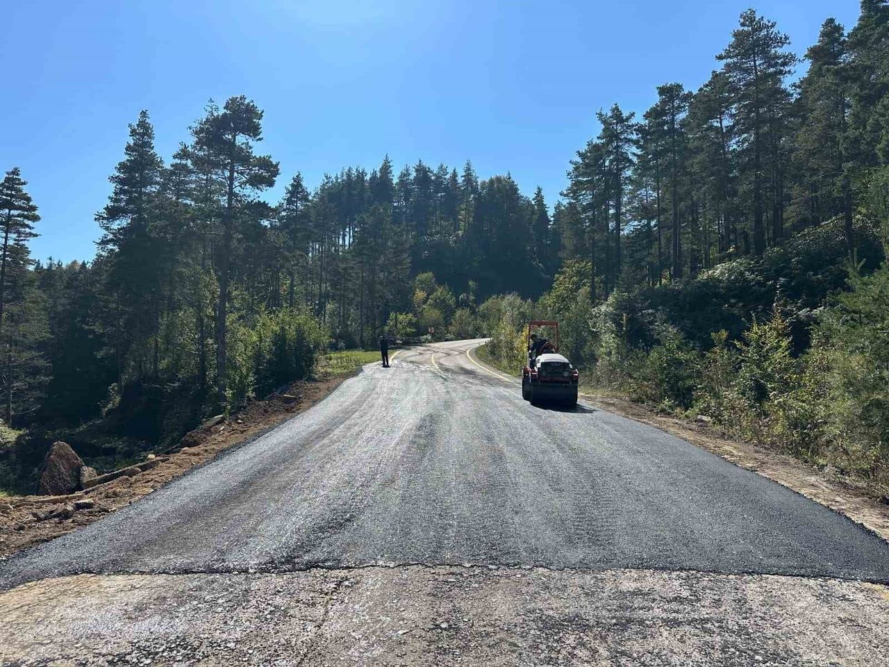 DÜZCE’NİN KAYNAŞLI İLÇESİNE BAĞLI BIÇKIYANI KÖYÜ İLE TOPUK YAYLASI ARASINDAKİ YOLDA, ULAŞIM...