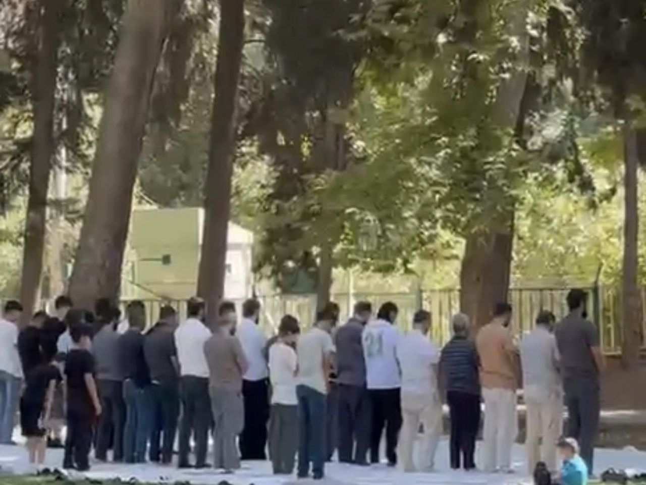 MARDİN'İN NUSAYBİN İLÇESİNDE DSİ BARAJI'NA PİKNİK İÇİN GELEN VATANDAŞLAR, ÖĞLE NAMAZI VAKTİNDE BİR...