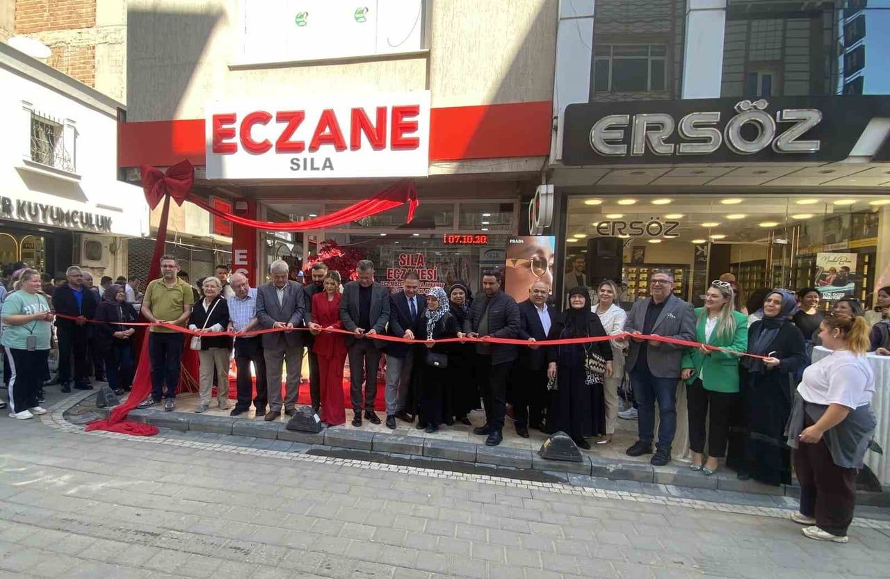 ALAŞEHİR’DE YENİ İŞ YERİNİN AÇILIŞINI YAPAN ECZACI MÜZEYYEN SILA AYKANAT, 2022 YILINDA HAYATINI...