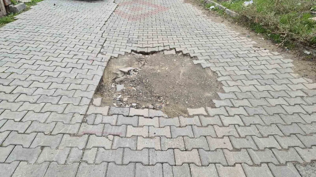 TEKİRDAĞ’IN SÜLEYMANPAŞA İLÇESİNDE BAKIMSIZ KALAN VE BOZULAN SOKAKLAR VATANDAŞLARIN TEPKİSİNE...