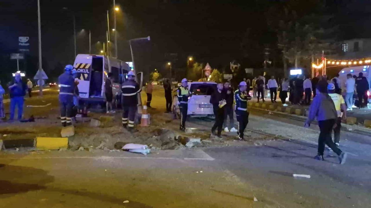 BARTIN'DA TOPTANCILAR SİTESİ KAVŞAĞI'NDA MİNİBÜS İLE OTOMOBİLİN ÇARPIŞMASI SONUCU YAŞANAN KAZADA...