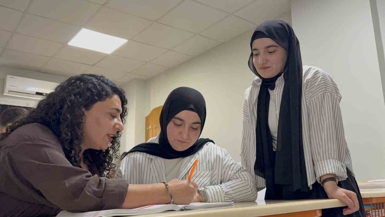 SİNEM ZEYREK (SAĞDA), SENEM ZEYREK (ORTADA) ŞIRNAK’IN SİLOPİ İLÇESİNDE YAŞAYAN İKİZ KIZ KARDEŞLER...
