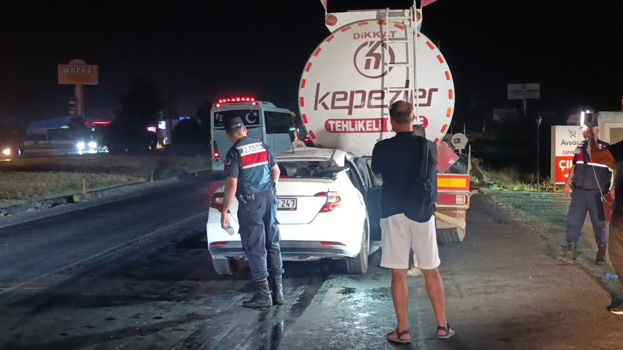 ANTALYA'NIN MANAVGAT İLÇESİNDE OTOMOBİLİN AKARYAKIT TANKERİNE ARKADAN ÇARPMASI SONUCU SÜRÜCÜ...