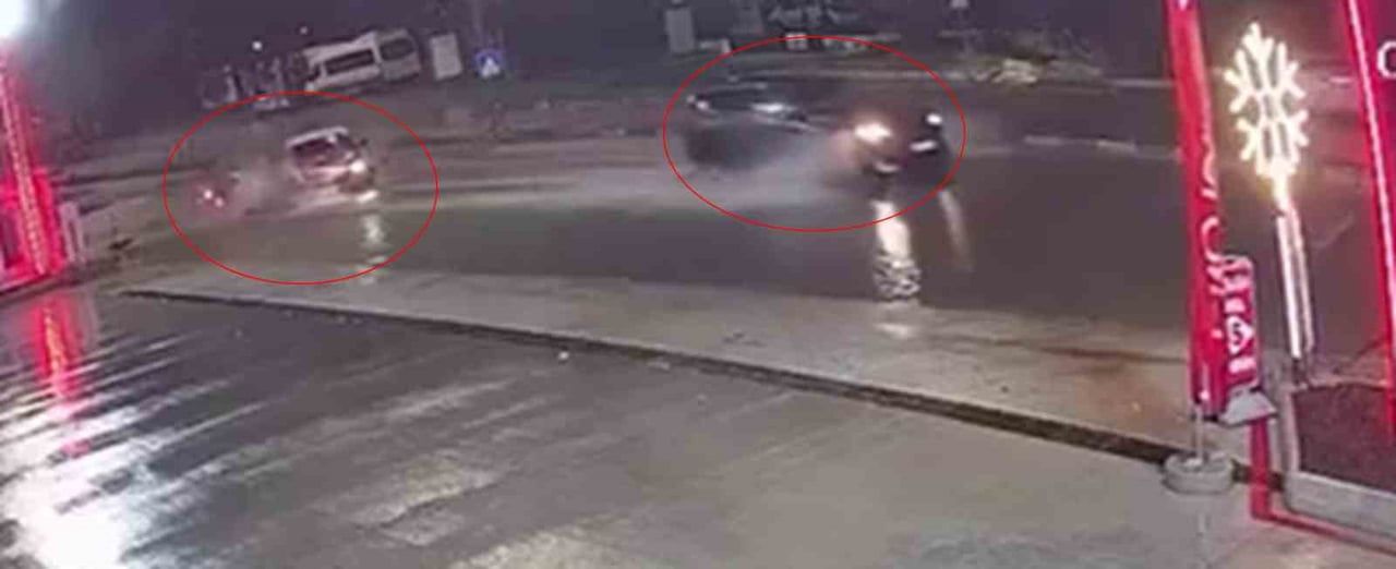 HATAY’DA YAĞIŞ NEDENİYLE OLUŞAN SU BİRİKİNTİSİNDEN YAVAŞ GEÇMEK İSTEYEN OTOMOBİLİN FREN YAPMASI...