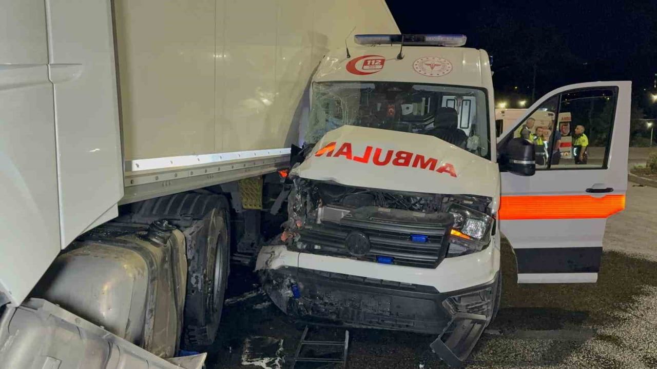 SAMSUN’UN İLKADIM İLÇESİNDE AMBULANS İLE TIRIN ÇARPIŞTIĞI TRAFİK KAZASINDA 3’Ü SAĞLIKÇI 6 KİŞİ...
